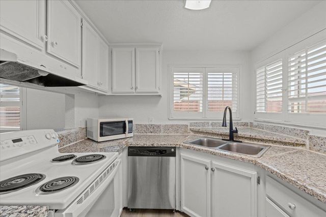 8272 Summer Falls Cir, Sacramento, CA 95828