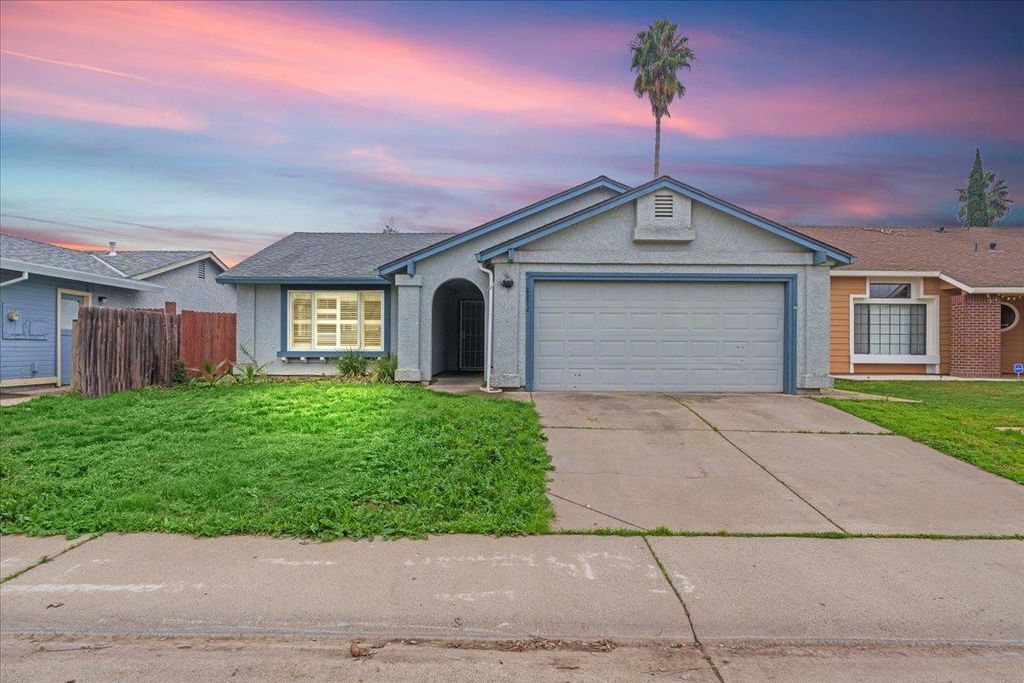 8272 Summer Falls Cir, Sacramento, CA 95828