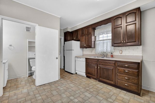 908 Grand Court, Davenport, IA 52803