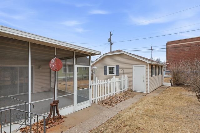 908 Grand Court, Davenport, IA 52803