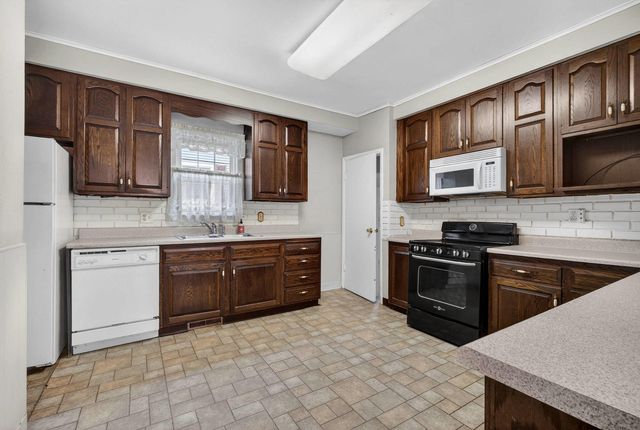 908 Grand Court, Davenport, IA 52803