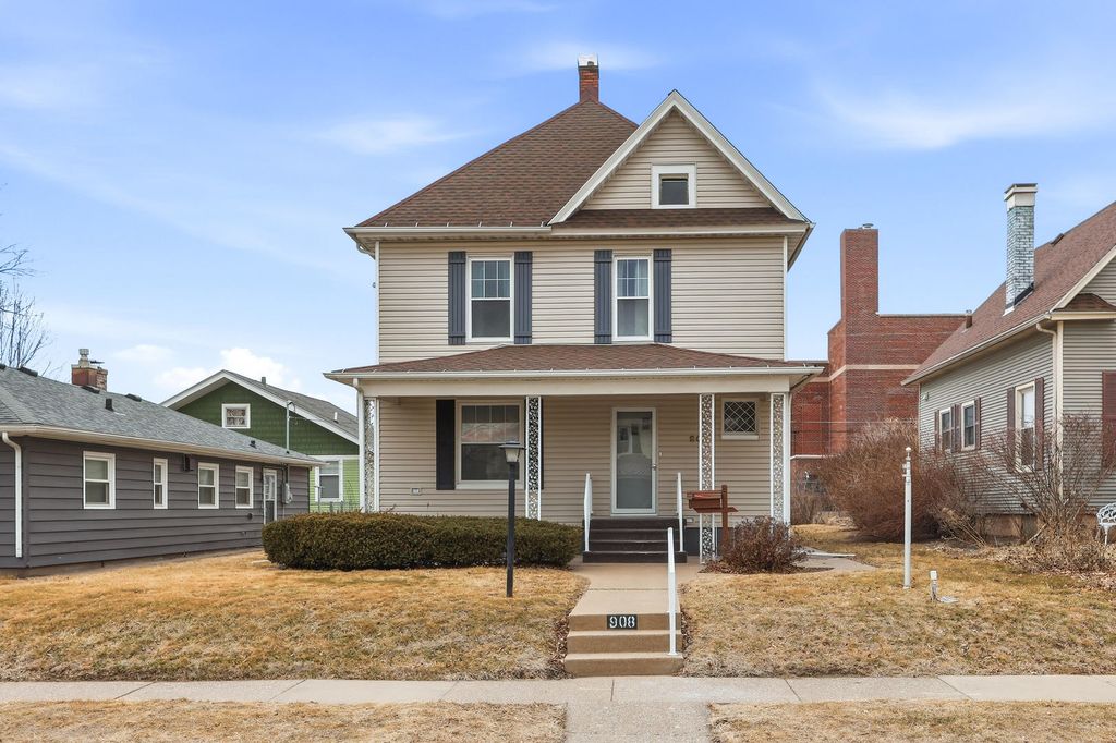 908 Grand Court, Davenport, IA 52803