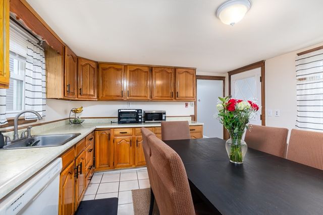 34 Grove St, Lynn, MA 01905