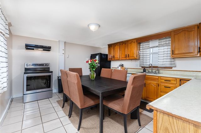 34 Grove St, Lynn, MA 01905