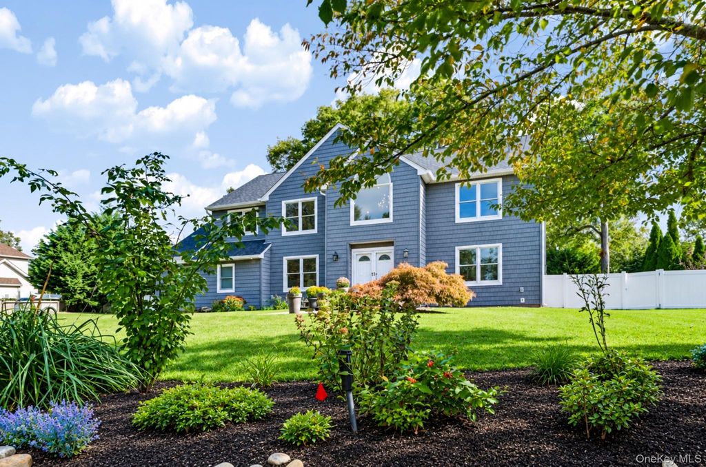 8 Brandon, Commack, NY 11725 — photo 3