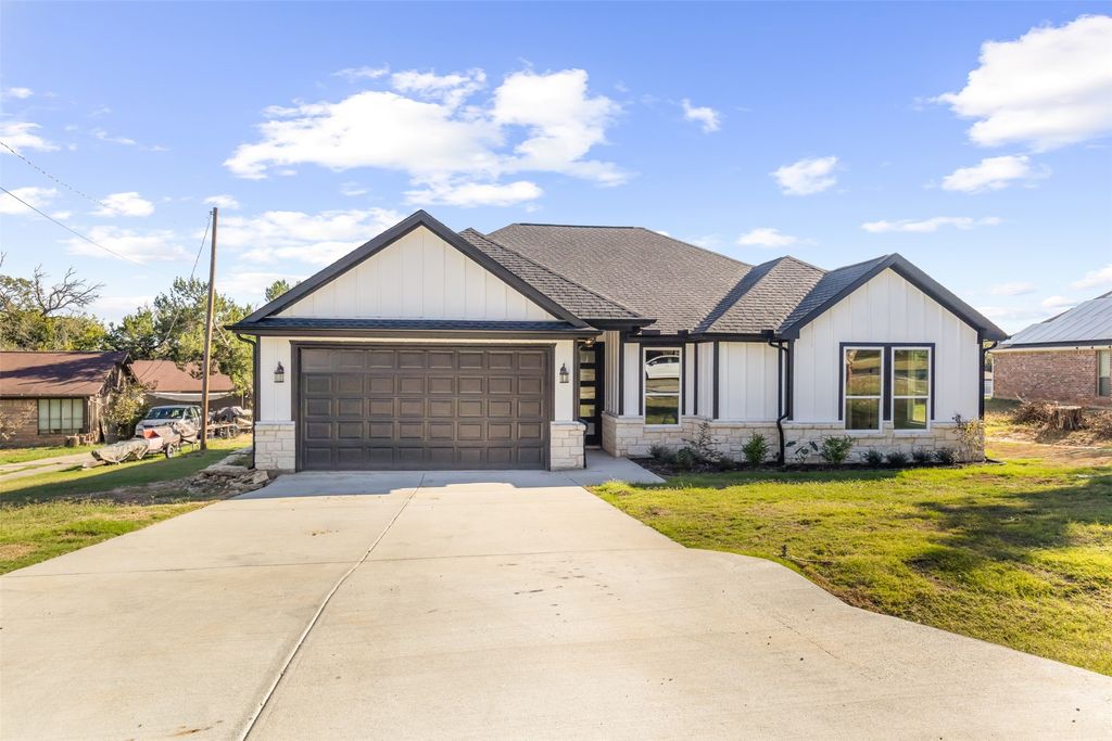 1621 S Chisholm Trail, Granbury, TX 76048