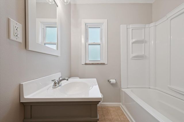 2227 Castlewood Drive, Toledo, OH 43613