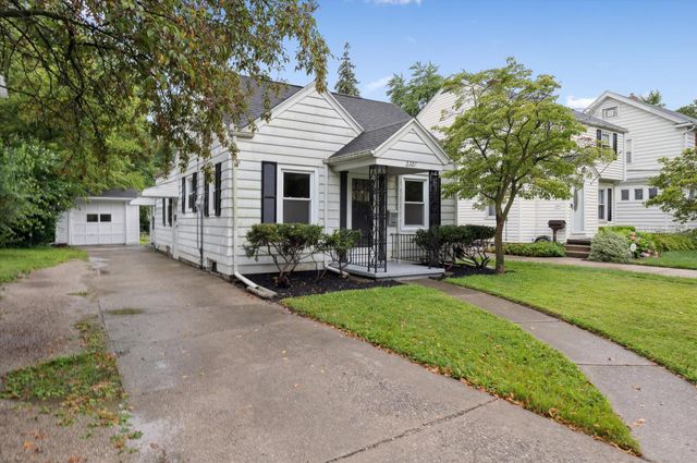 2227 Castlewood Drive, Toledo, OH 43613