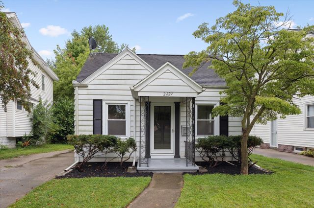 2227 Castlewood Drive, Toledo, OH 43613