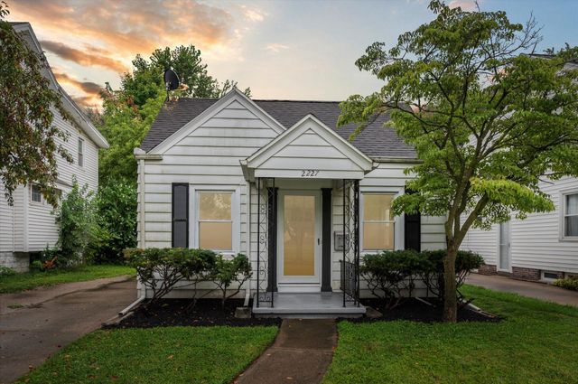 2227 Castlewood Drive, Toledo, OH 43613