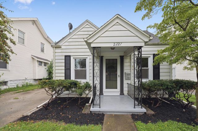 2227 Castlewood Drive, Toledo, OH 43613