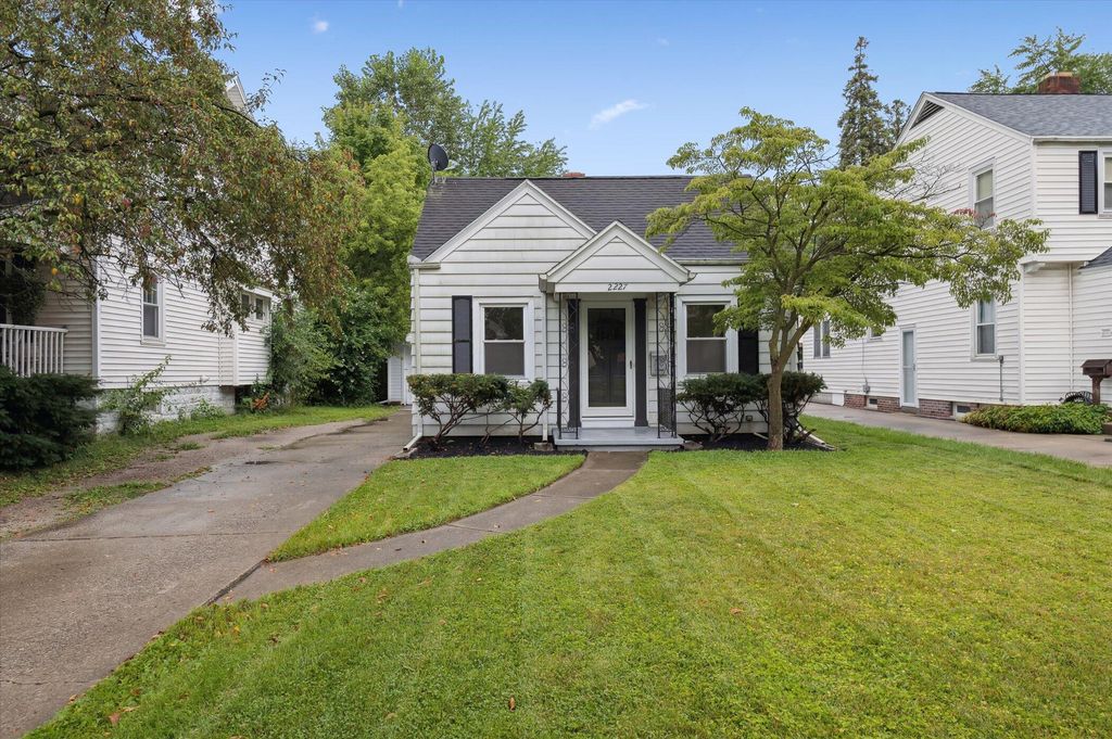 2227 Castlewood Drive, Toledo, OH 43613