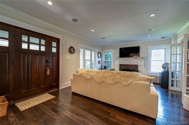 24 Soundview Road, Huntington, NY 11743