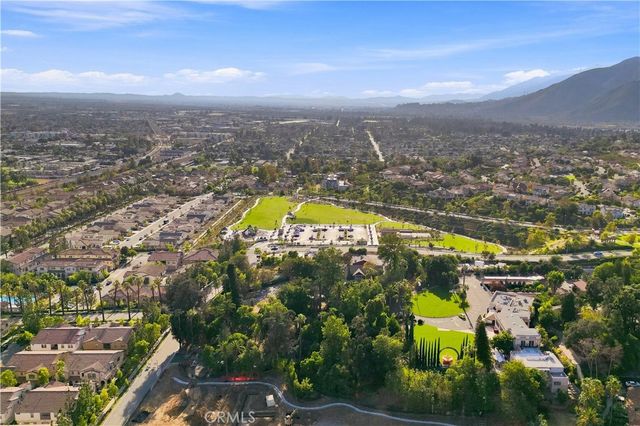 858 E Manresa, Azusa, CA 91702