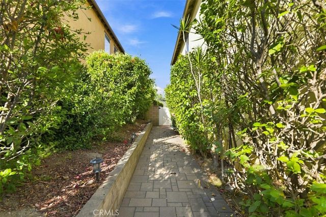 858 E Manresa, Azusa, CA 91702