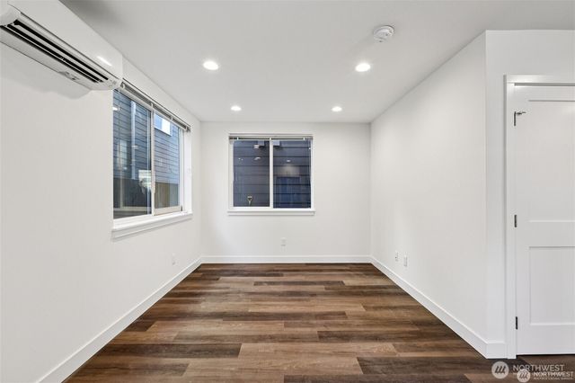 5255 Brooklyn Avenue NE, Seattle, WA 98015