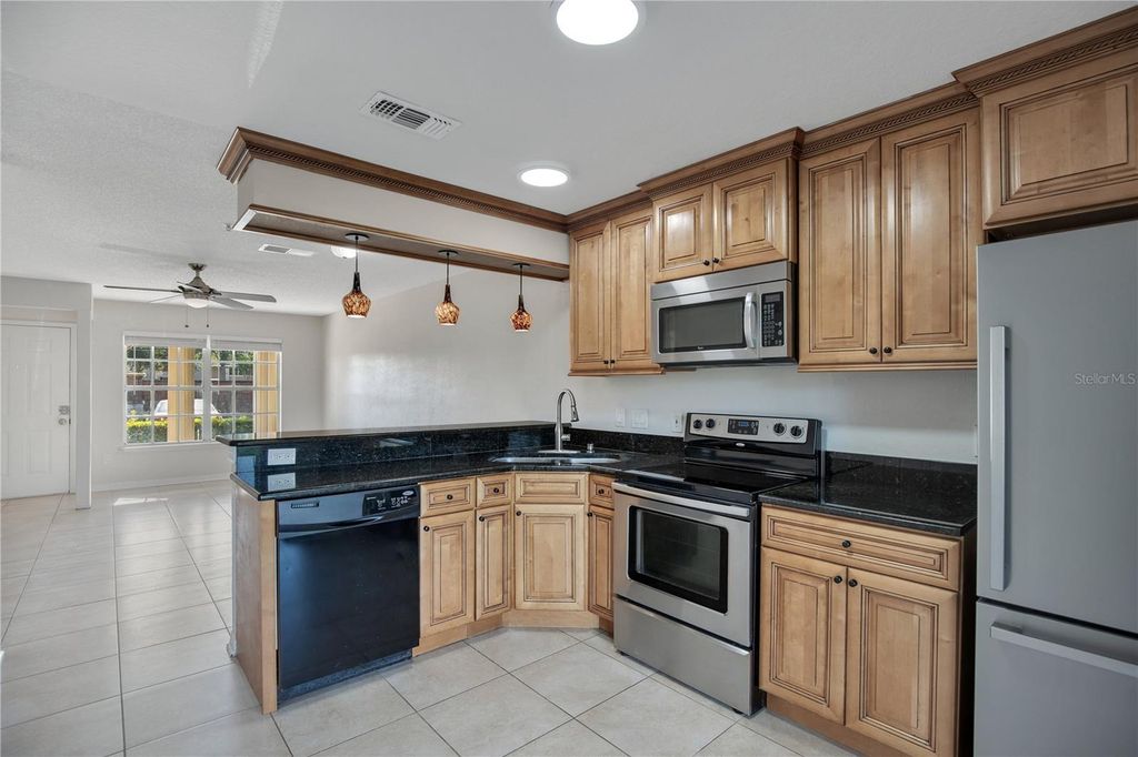 Image 8 of property listing at 100 RESERVE CIRCLE 104, Oviedo, FL 32765