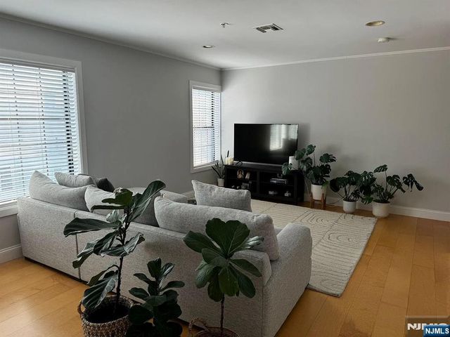 125 70th Street 4D, Guttenberg, NJ 07093