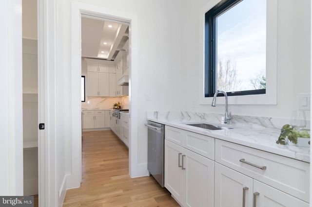 6818 BARRETT RD, Falls Church, VA 22042