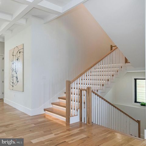 6818 BARRETT RD, Falls Church, VA 22042