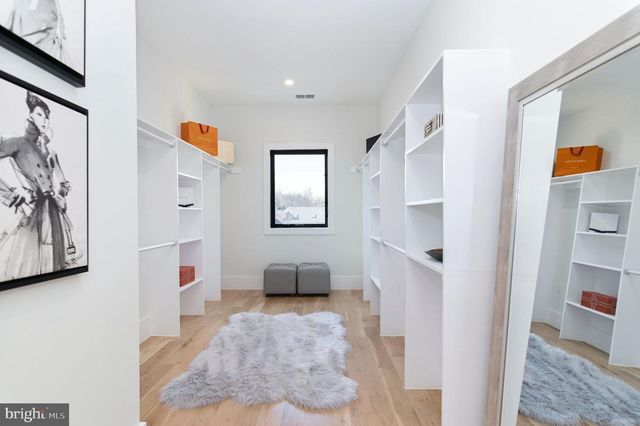 6818 BARRETT RD, Falls Church, VA 22042