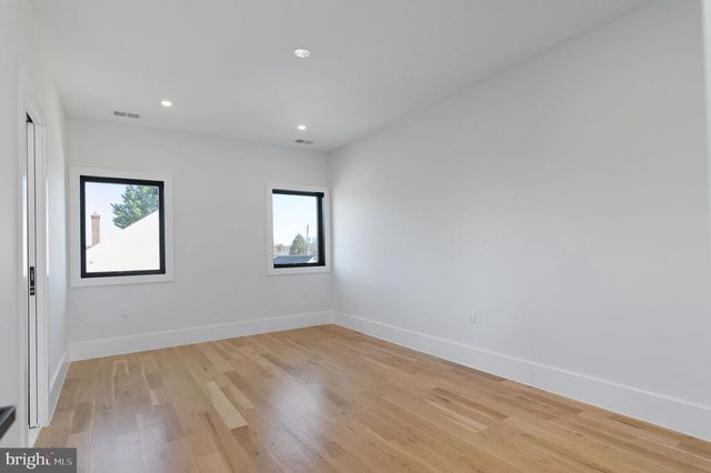 6818 BARRETT RD, Falls Church, VA 22042