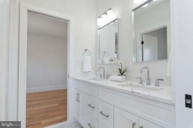 6818 BARRETT RD, Falls Church, VA 22042