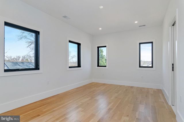 6818 BARRETT RD, Falls Church, VA 22042