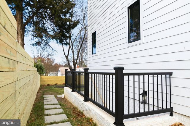 6818 BARRETT RD, Falls Church, VA 22042