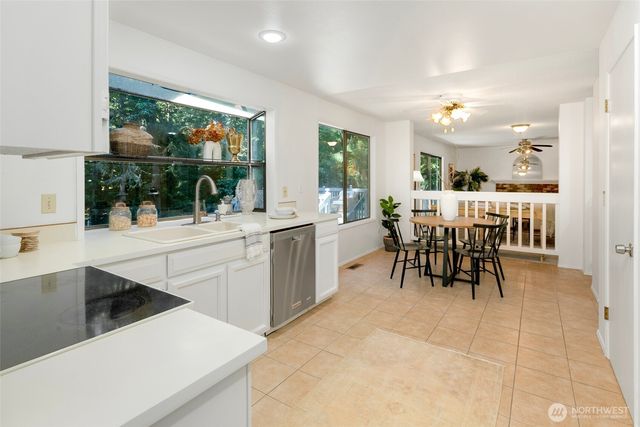 6833 207th Avenue NE, Redmond, WA 98052