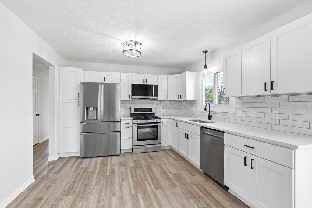 8016 81st Avenue N, Brooklyn Park, MN 55445
