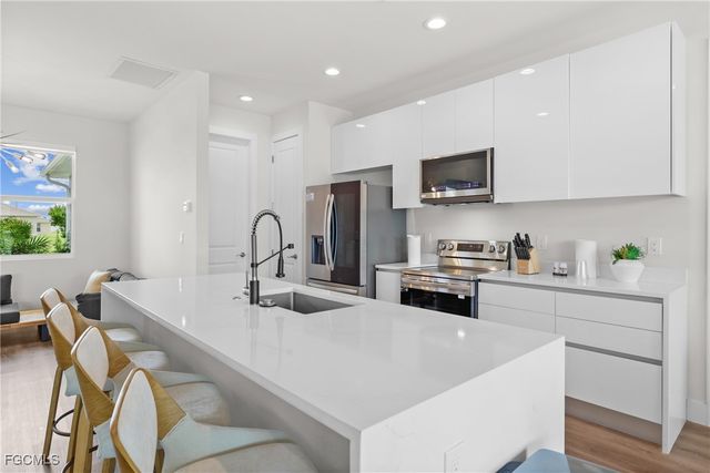 2016 NW 1st AVE, Cape Coral, FL 33993