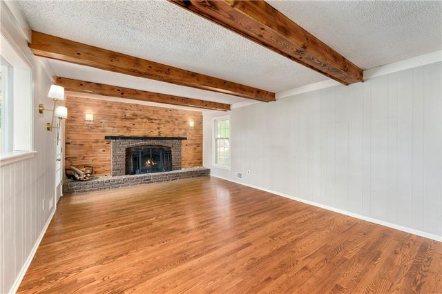 213 Juniper Street, Lee's Summit, MO 64064