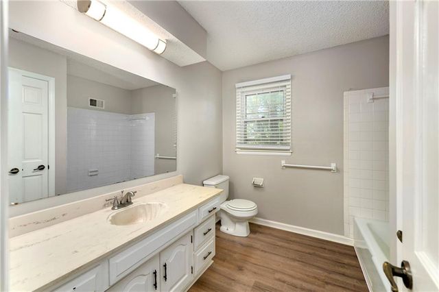 213 Juniper Street, Lee's Summit, MO 64064