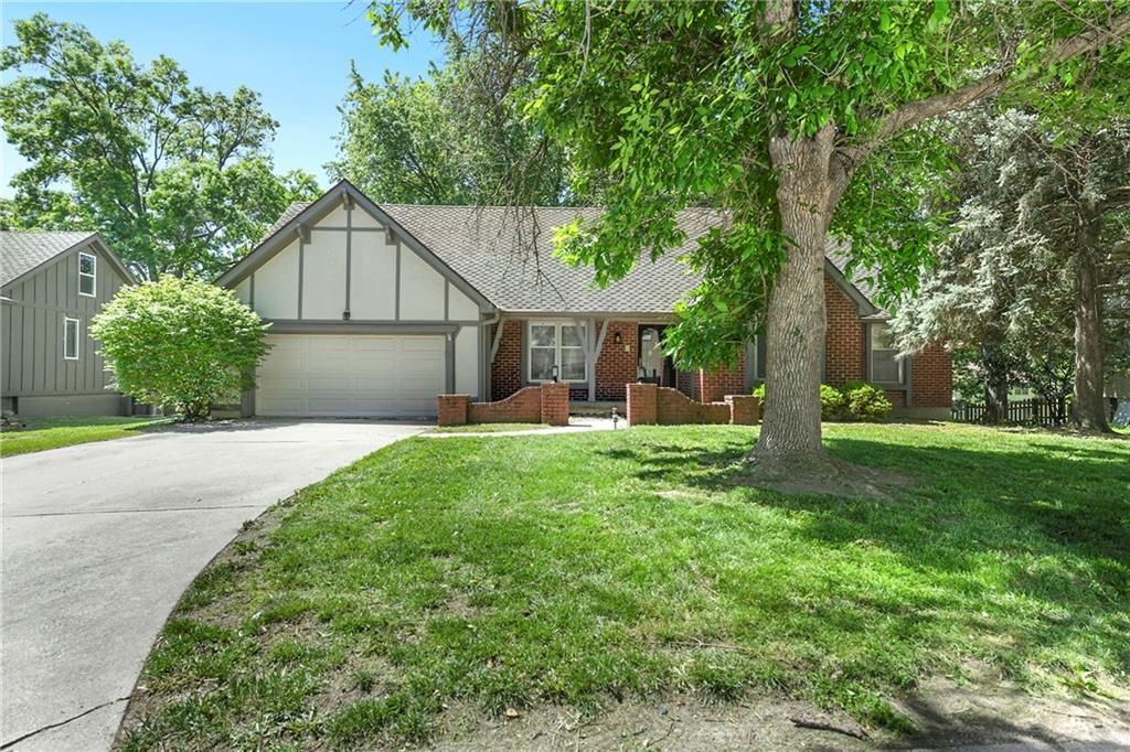 213 Juniper Street, Lee's Summit, MO 64064
