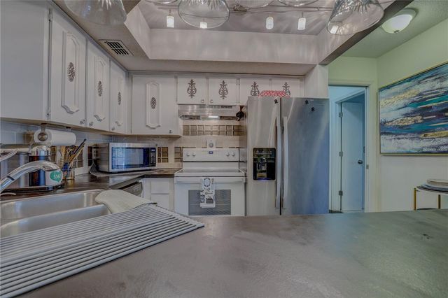 2314 S CLEWIS COURT 204, Tampa, FL 33629