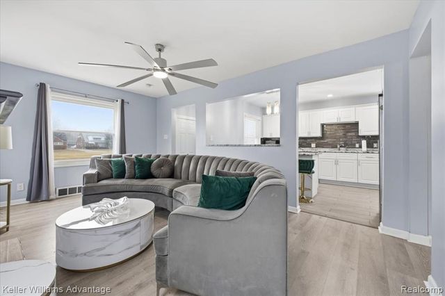 2145 Vernier Road, Grosse Pointe Woods, MI 48236