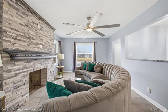 2145 Vernier Road, Grosse Pointe Woods, MI 48236