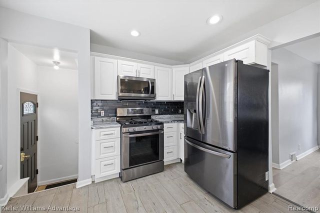 2145 Vernier Road, Grosse Pointe Woods, MI 48236