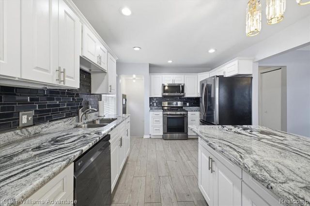 2145 Vernier Road, Grosse Pointe Woods, MI 48236