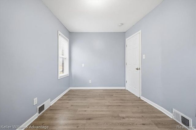 2145 Vernier Road, Grosse Pointe Woods, MI 48236