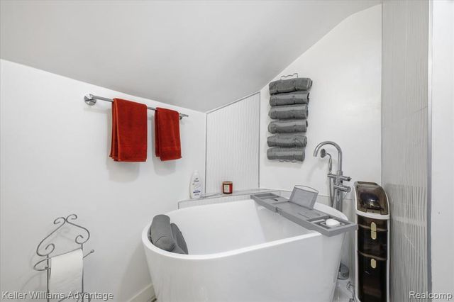 2145 Vernier Road, Grosse Pointe Woods, MI 48236