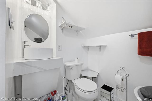 2145 Vernier Road, Grosse Pointe Woods, MI 48236