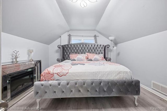 2145 Vernier Road, Grosse Pointe Woods, MI 48236