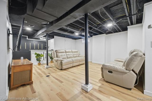 2145 Vernier Road, Grosse Pointe Woods, MI 48236