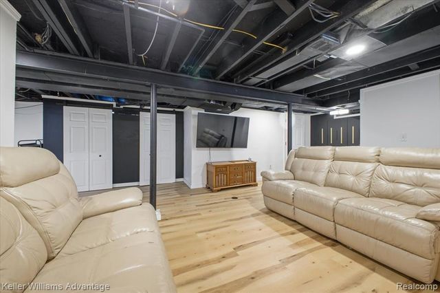 2145 Vernier Road, Grosse Pointe Woods, MI 48236