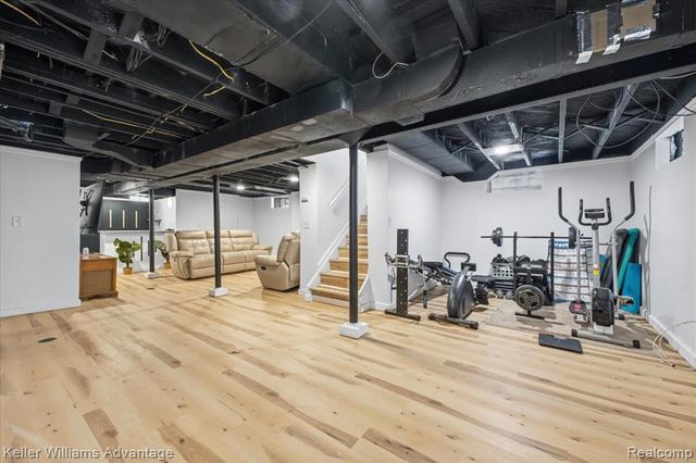 2145 Vernier Road, Grosse Pointe Woods, MI 48236