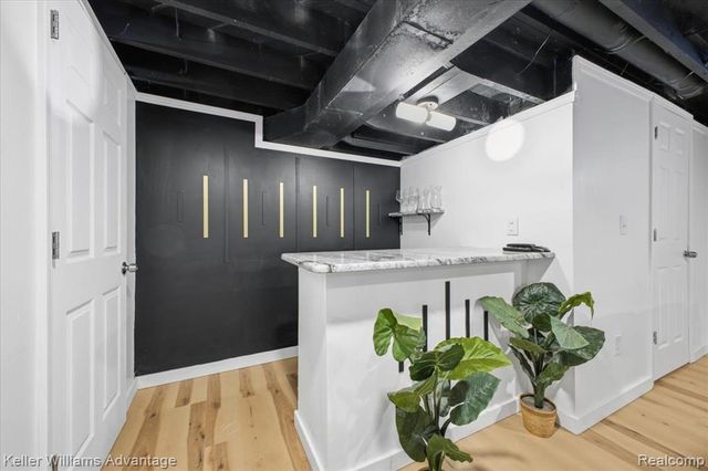 2145 Vernier Road, Grosse Pointe Woods, MI 48236