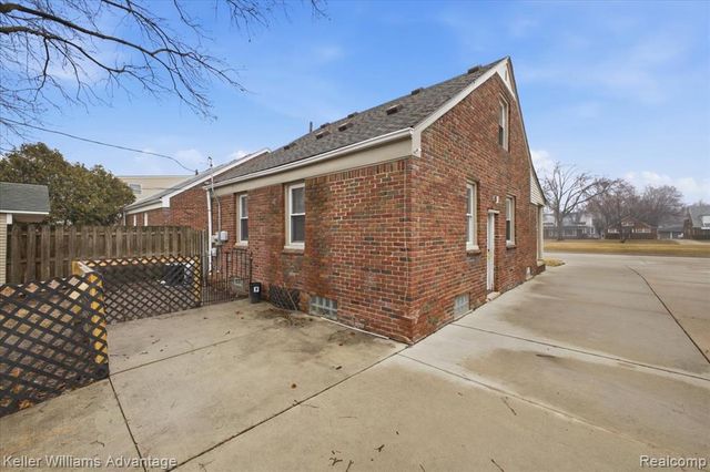 2145 Vernier Road, Grosse Pointe Woods, MI 48236