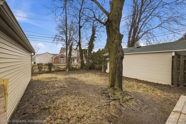 2145 Vernier Road, Grosse Pointe Woods, MI 48236